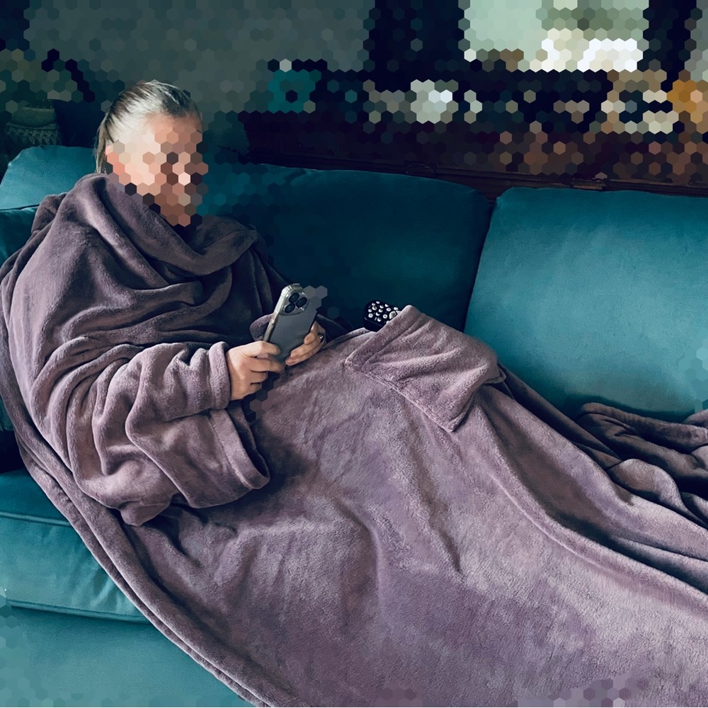 Berkshire Blanket throw with sleeves and foot pocket! Soooo soft!